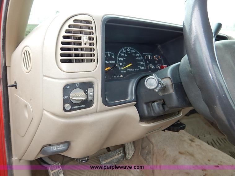 image for item I5083 2000 Chevrolet 2500 LS pickup truck