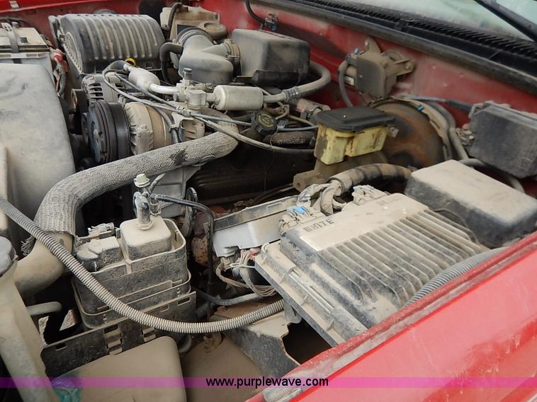 image for item I5083 2000 Chevrolet 2500 LS pickup truck