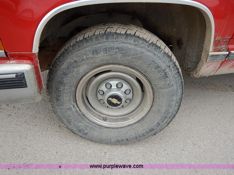 image for item I5083 2000 Chevrolet 2500 LS pickup truck