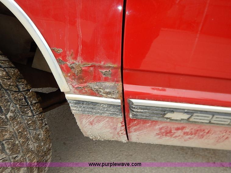 image for item I5083 2000 Chevrolet 2500 LS pickup truck