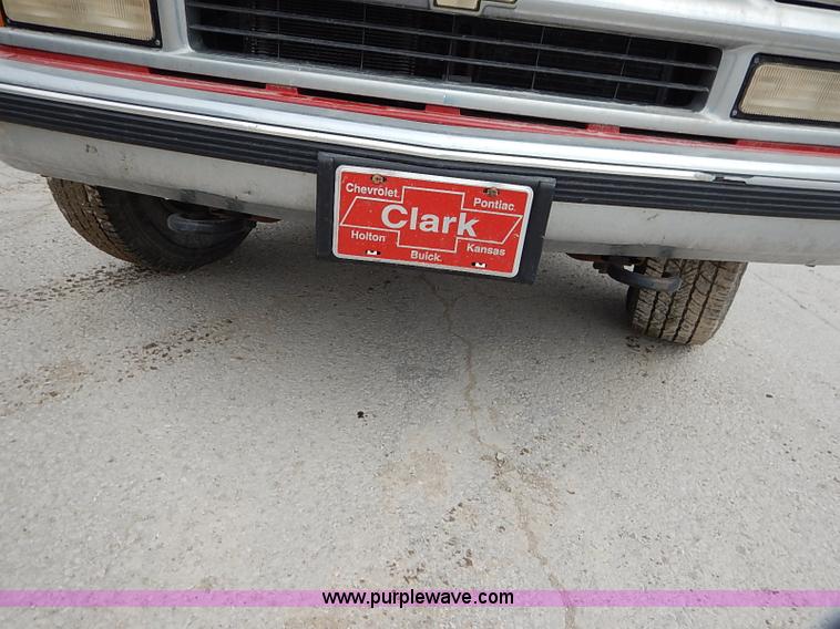 image for item I5083 2000 Chevrolet 2500 LS pickup truck