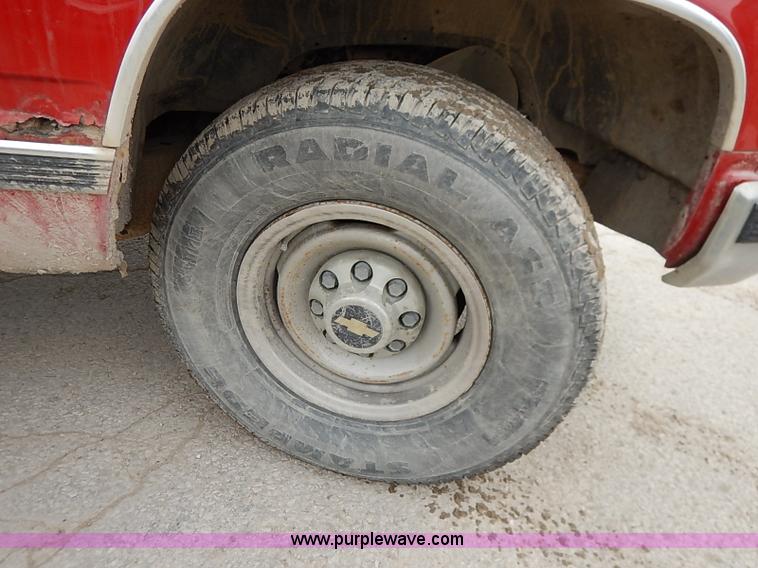 image for item I5083 2000 Chevrolet 2500 LS pickup truck