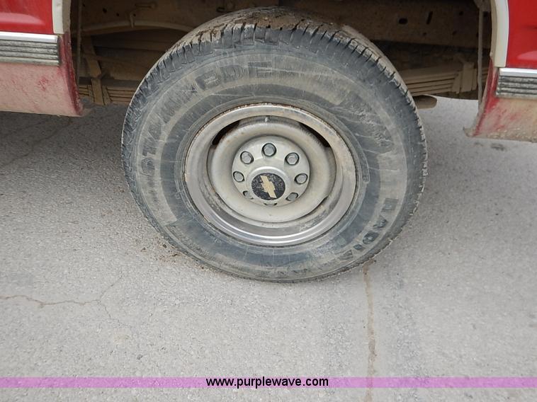 image for item I5083 2000 Chevrolet 2500 LS pickup truck