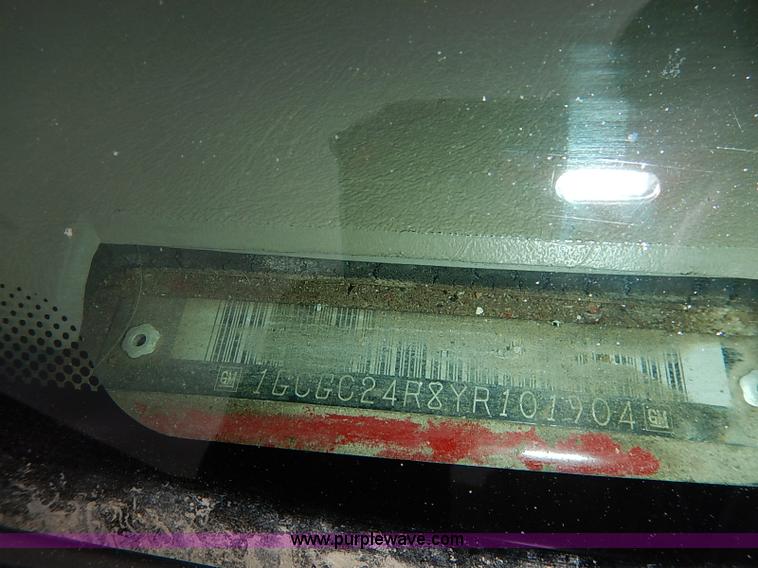 image for item I5083 2000 Chevrolet 2500 LS pickup truck