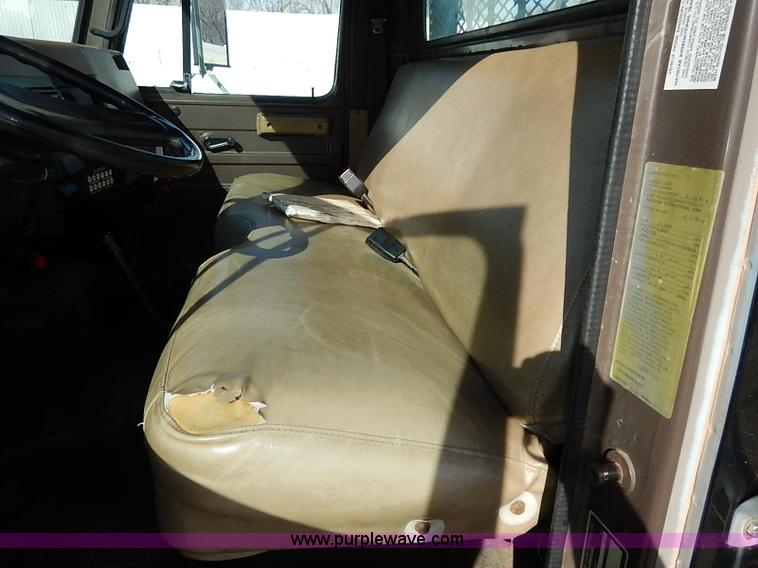 image for item I5126 1991 International 4700 tow truck