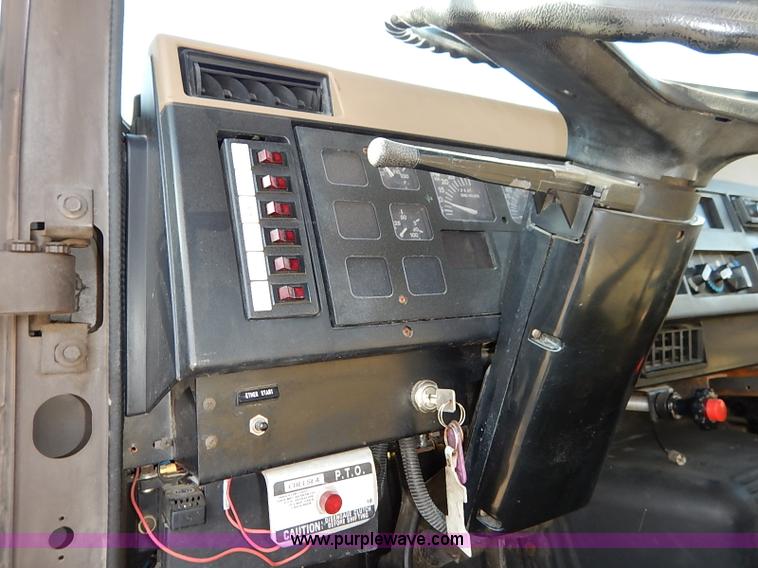 image for item I5126 1991 International 4700 tow truck