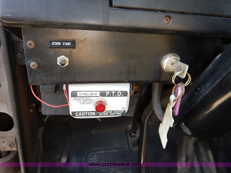 image for item I5126 1991 International 4700 tow truck