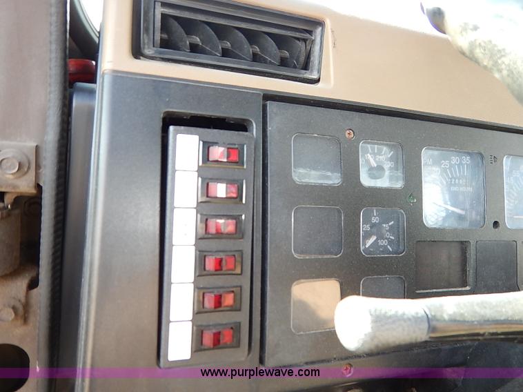 image for item I5126 1991 International 4700 tow truck