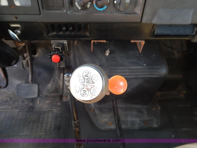 image for item I5126 1991 International 4700 tow truck