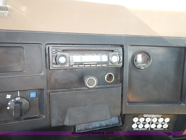 image for item I5126 1991 International 4700 tow truck