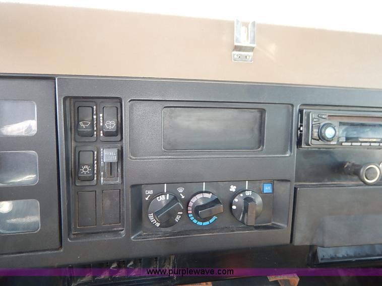 image for item I5126 1991 International 4700 tow truck