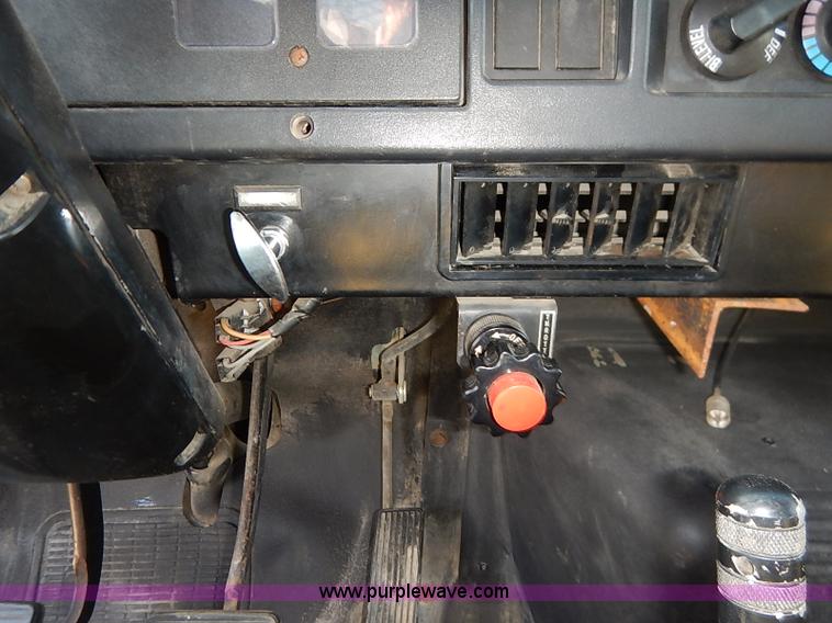 image for item I5126 1991 International 4700 tow truck