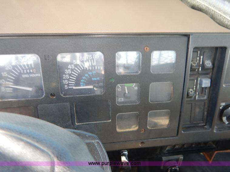 image for item I5126 1991 International 4700 tow truck