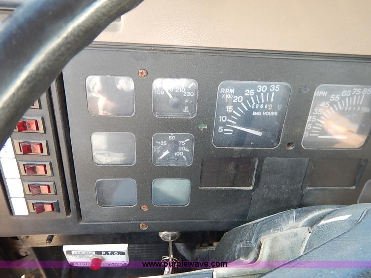 image for item I5126 1991 International 4700 tow truck