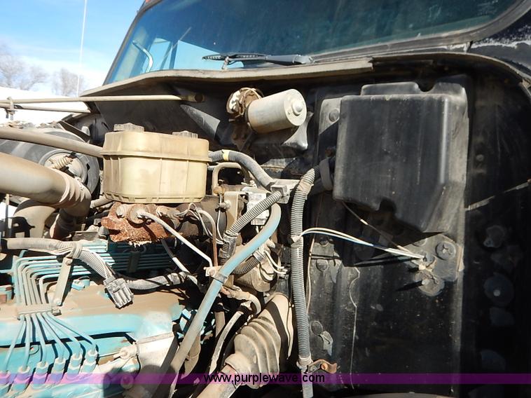 image for item I5126 1991 International 4700 tow truck