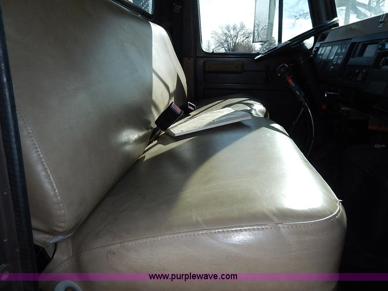 image for item I5126 1991 International 4700 tow truck