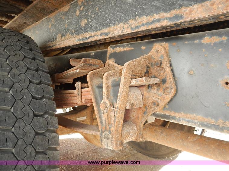 image for item I5126 1991 International 4700 tow truck