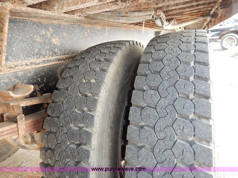 image for item I5126 1991 International 4700 tow truck