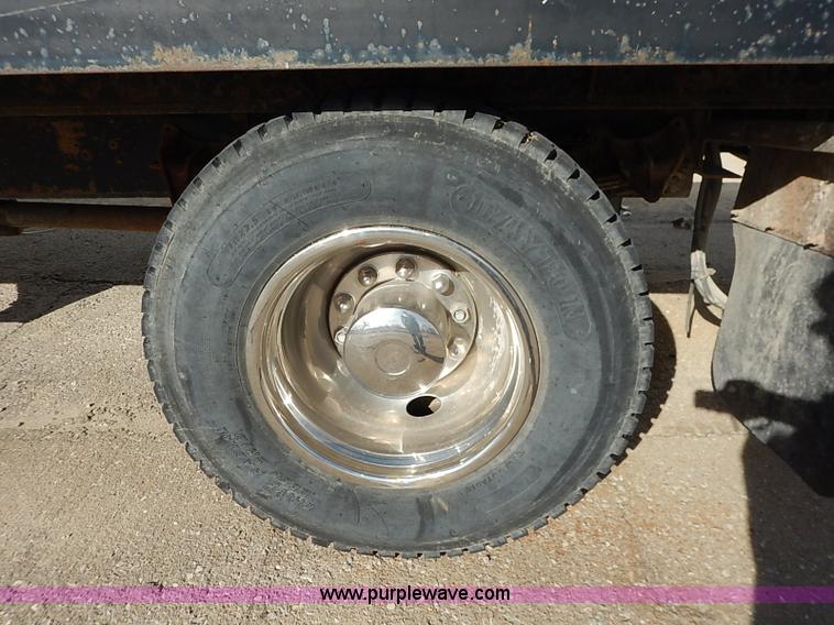 image for item I5126 1991 International 4700 tow truck