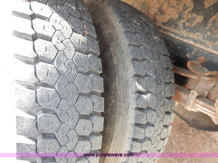 image for item I5126 1991 International 4700 tow truck