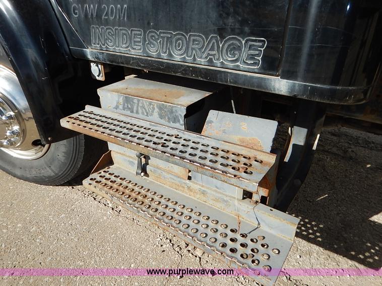 image for item I5126 1991 International 4700 tow truck