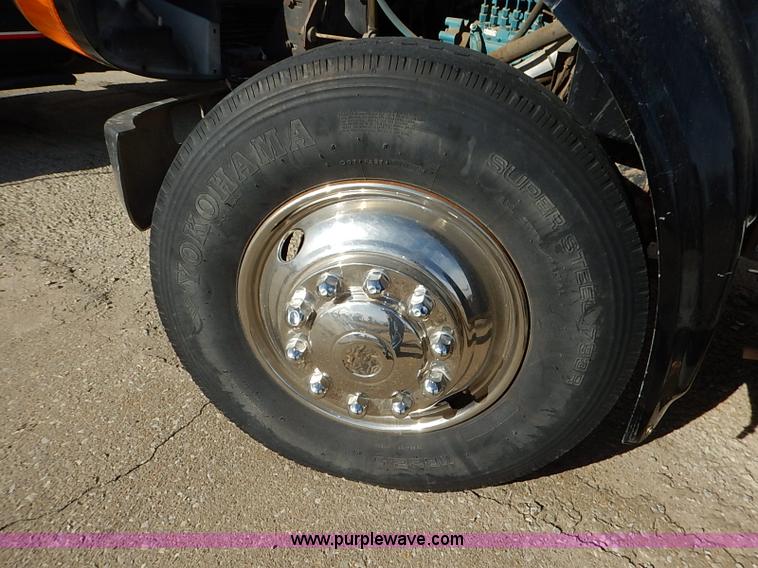 image for item I5126 1991 International 4700 tow truck