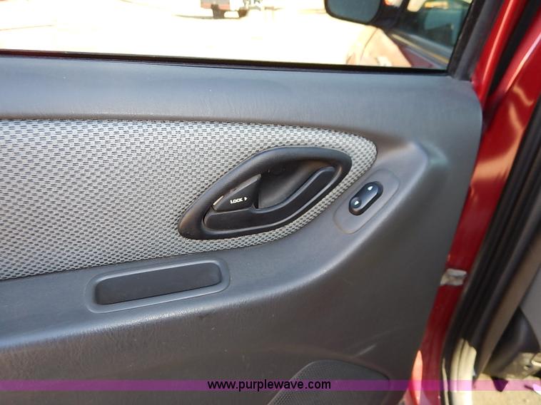 image for item I5138 2005 Ford Escape Hybrid SUV