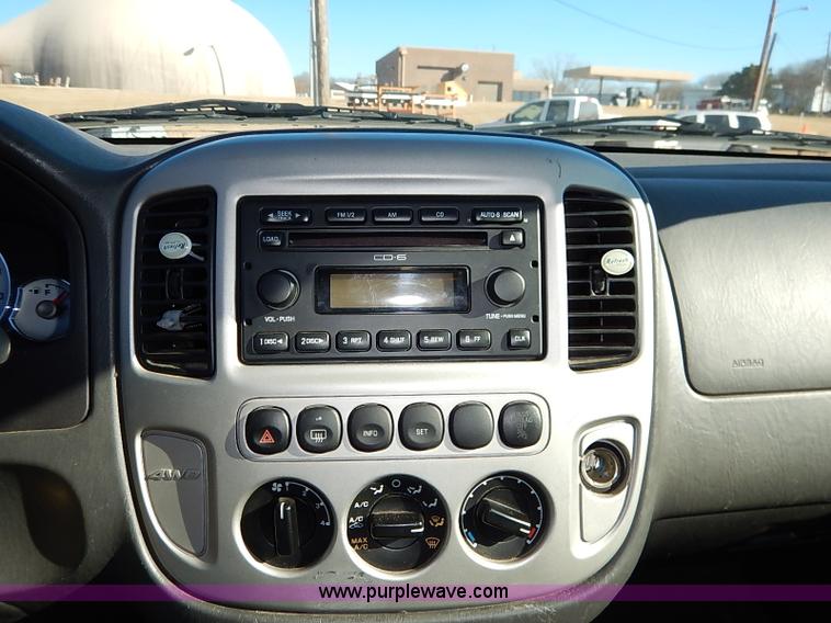 image for item I5138 2005 Ford Escape Hybrid SUV