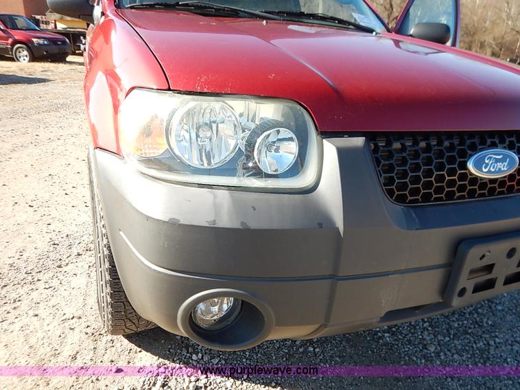 image for item I5138 2005 Ford Escape Hybrid SUV