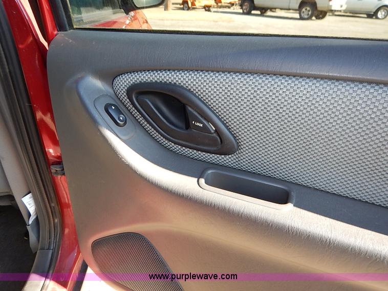 image for item I5138 2005 Ford Escape Hybrid SUV