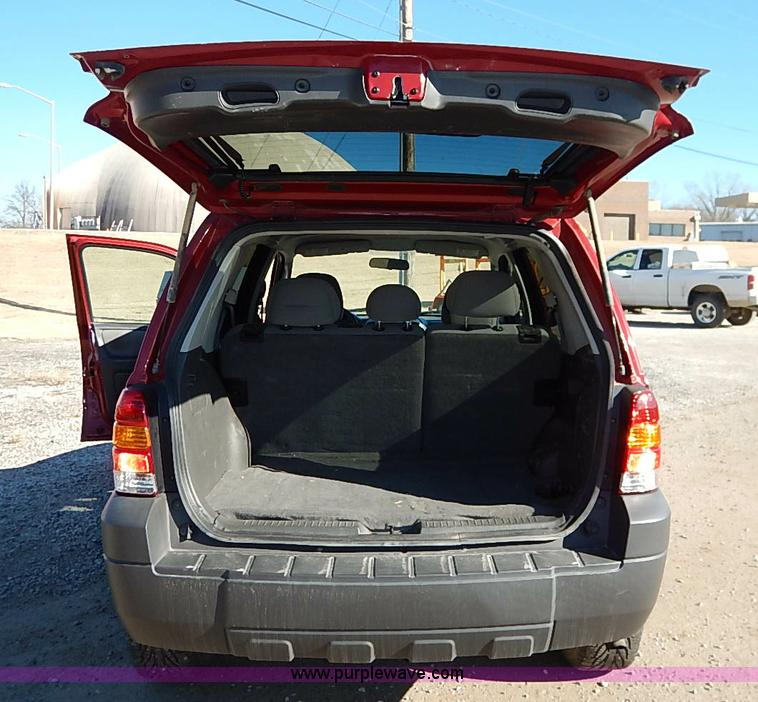 image for item I5138 2005 Ford Escape Hybrid SUV