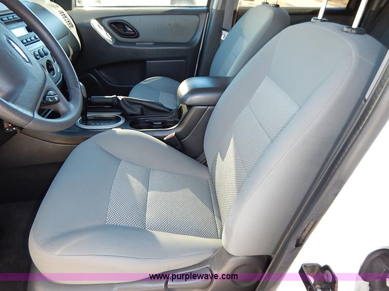 image for item I5139 2005 Ford Escape Hybrid SUV