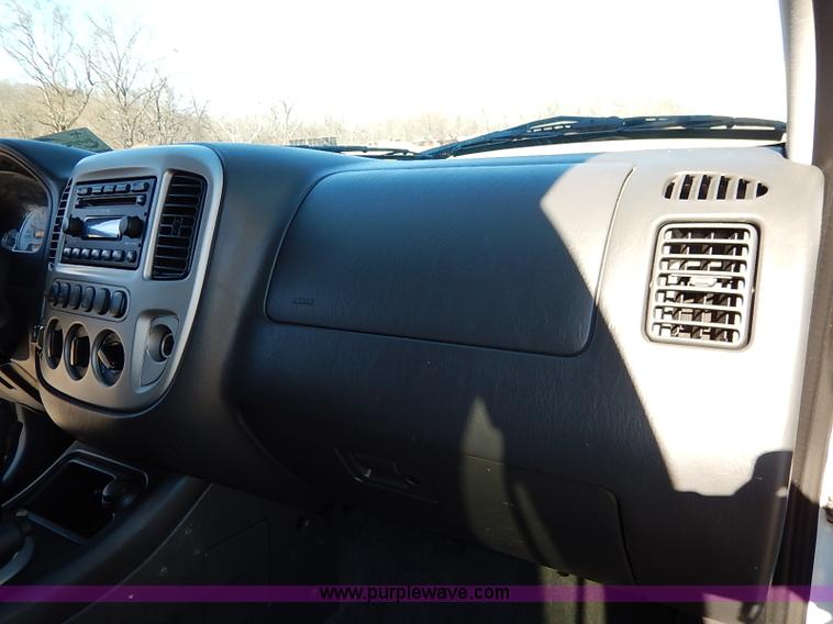 image for item I5139 2005 Ford Escape Hybrid SUV