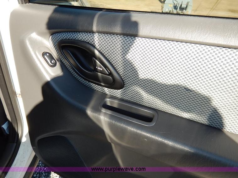 image for item I5139 2005 Ford Escape Hybrid SUV