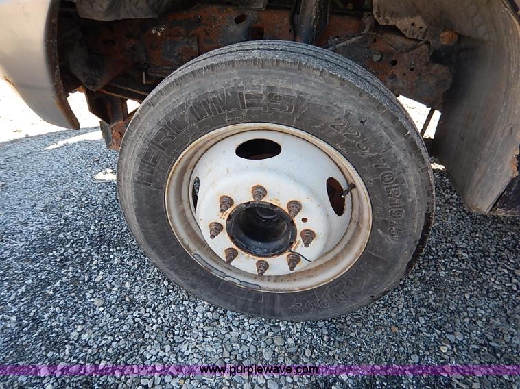 image for item I5140 2000 Ford F450 Super Duty flatbed dump truck