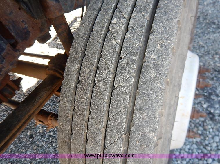 image for item I5140 2000 Ford F450 Super Duty flatbed dump truck