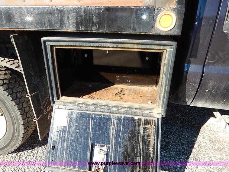 image for item I5140 2000 Ford F450 Super Duty flatbed dump truck