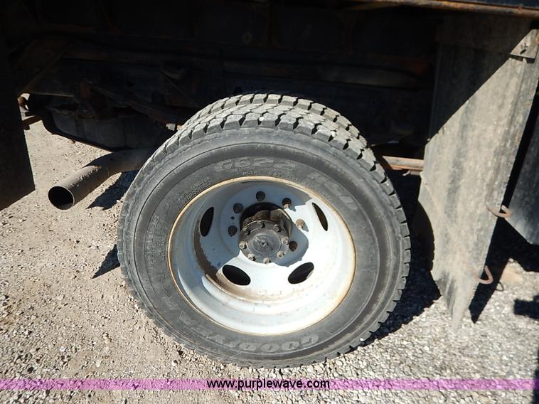 image for item I5140 2000 Ford F450 Super Duty flatbed dump truck