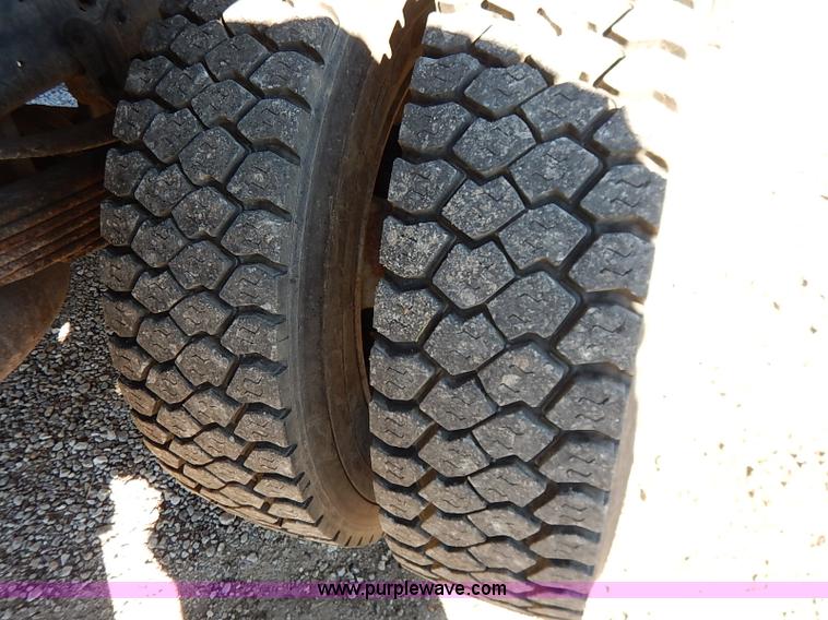 image for item I5140 2000 Ford F450 Super Duty flatbed dump truck