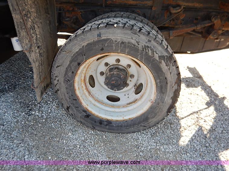 image for item I5140 2000 Ford F450 Super Duty flatbed dump truck