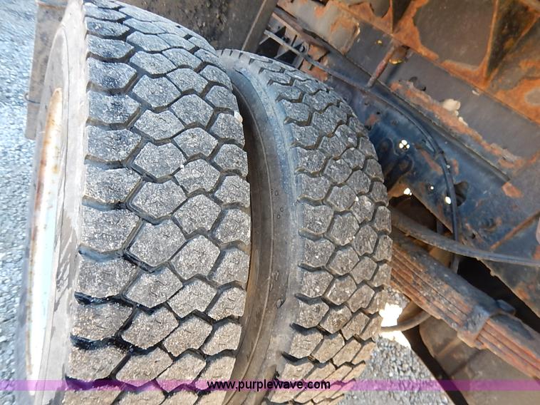 image for item I5140 2000 Ford F450 Super Duty flatbed dump truck