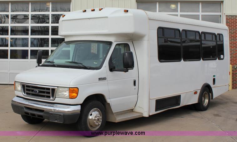 image for item J2313 2007 Ford E450 bus