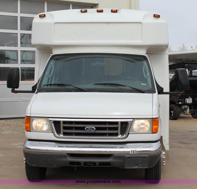 image for item J2313 2007 Ford E450 bus