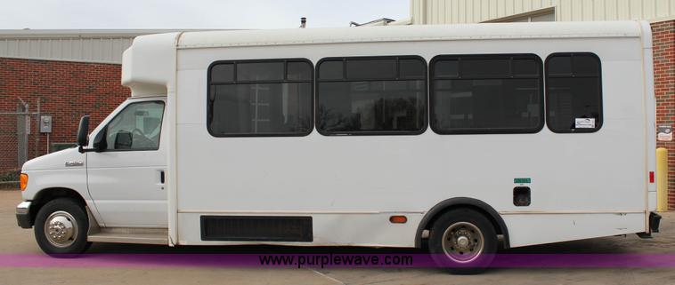image for item J2313 2007 Ford E450 bus