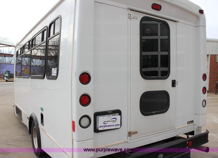 image for item J2313 2007 Ford E450 bus