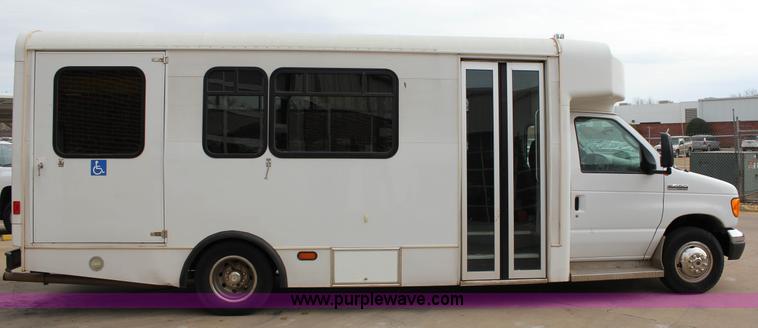 image for item J2313 2007 Ford E450 bus