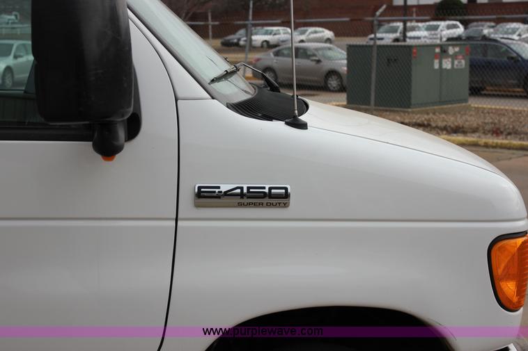 image for item J2313 2007 Ford E450 bus