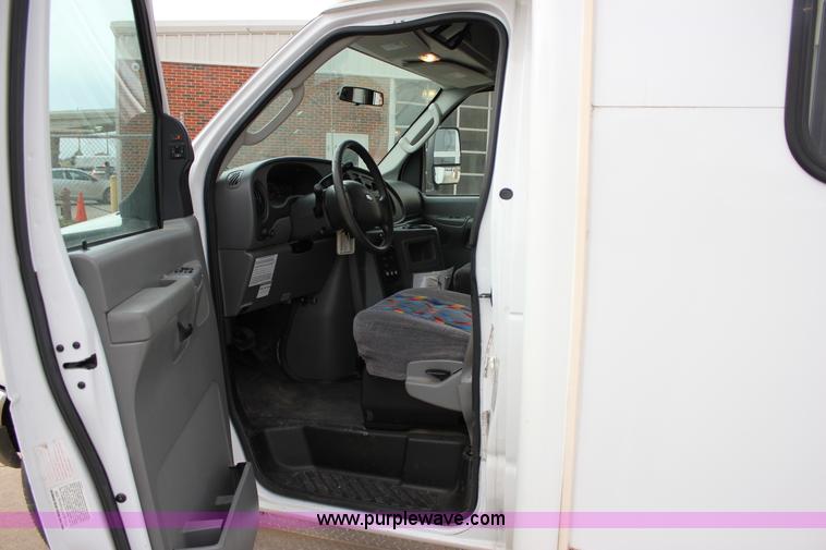 image for item J2313 2007 Ford E450 bus