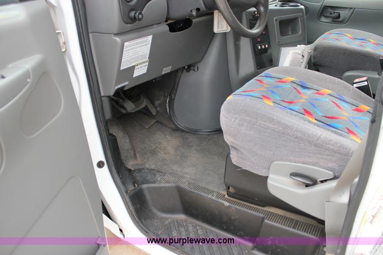 image for item J2313 2007 Ford E450 bus