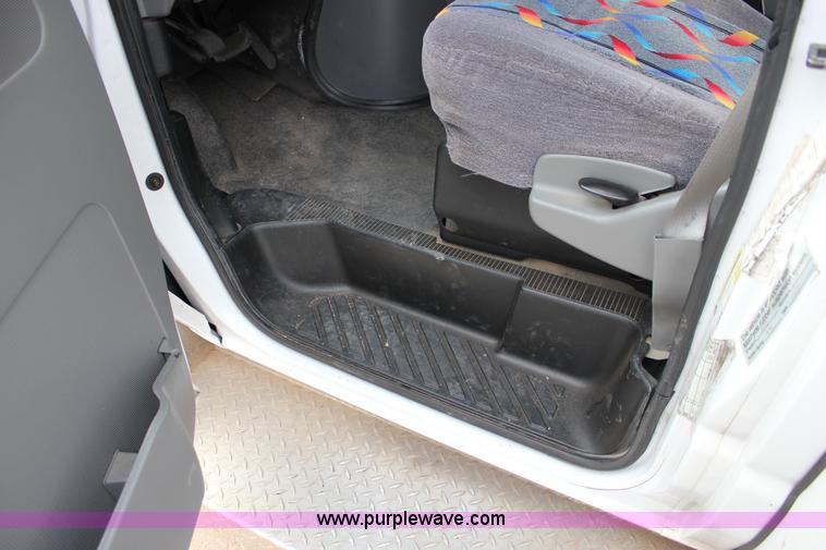 image for item J2313 2007 Ford E450 bus